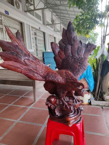 រូបចម្លាក់ឥន្ទ្រីចាប់ត្រី ឈើធ្នង់