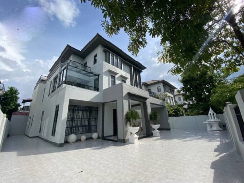 វីឡាឃ្វីនសម្រាប់លក់ក្នុងបុរីជីបម៉ុង598