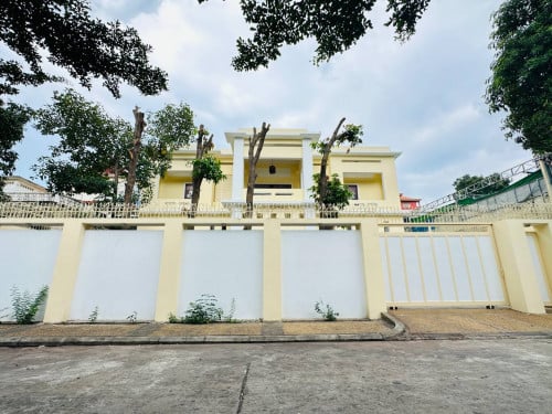 8Bedrooms Villa FOR RENT - TOUL KOK AREA