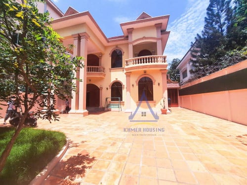 Big Villa 4 bedrooms for rent at Phsar Deum Thkov