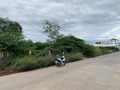 ដីសម្រាប់លក់បន្ទាន់ខ្លាំង ក្រោយបុរីឃាមបញ្ញា (ផ្លូវរថភ្លើង)