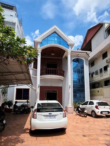 វីឡា សម្រាប់លក់បន្ទាន់ ទីតាំងនៅទួលទំពូង独栋别墅出租  出售 朱德奔