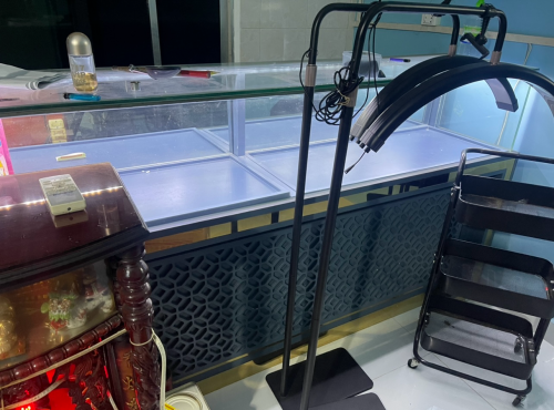 ត្រូវការលក់ទូដាក់តាំងមាសប្រភេទឈើល្អក្រាំងកញ្ចក់ក្រាស់មិនខ្លាចបែក