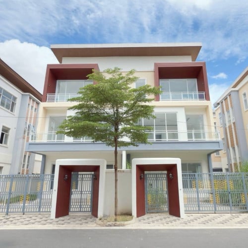 ផ្ទះវីឡាភ្លោះខ្នាតធំប្លង់រឹងលក់បន្ទាន់