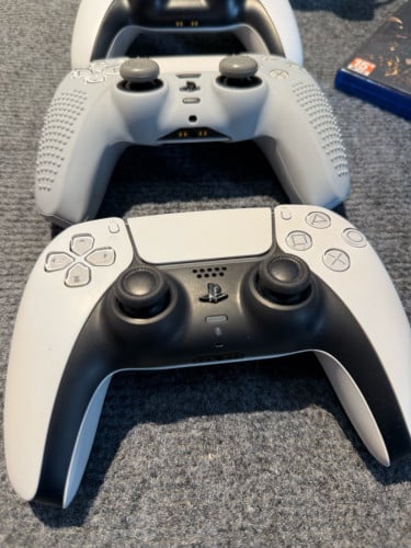 ដៃ PS5 មួយទឹកស្អាតដូចថ្មី