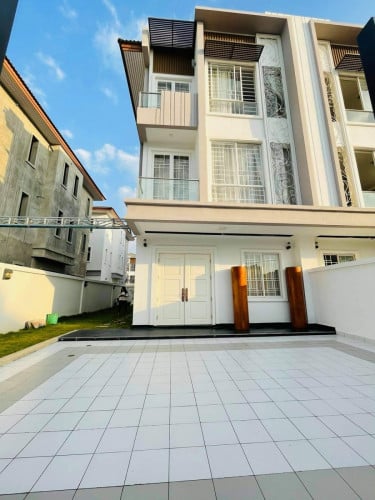 ផ្ទះ វីឡាភ្លោះ បុរី The Flora 6A