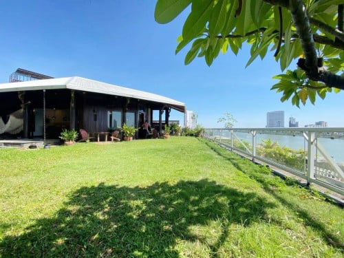 Penthouse 4 Bedrooms For Rent in Doun Penh