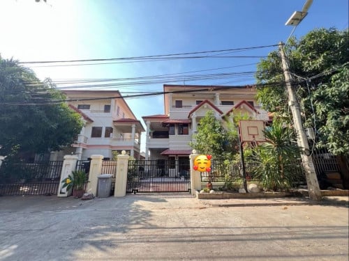 វីឡាភ្លោះសម្រាប់លក់នៅបុរីពិភពថ្មីសំរោងអណ្តែត