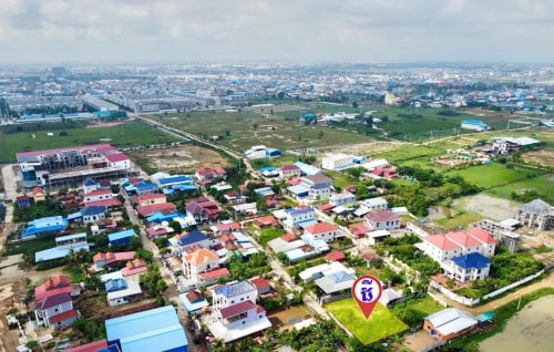 ដីកែងម្ចាស់ផ្ទាល់ដាក់លក់ ដីសម្រាប់ “សង់វីឡា ឬ សង់ផ្ទះល្វែងសំរាប់លក់” តាំងដីនៅពីក្រោយបុរីវារីណាសែនសុខ