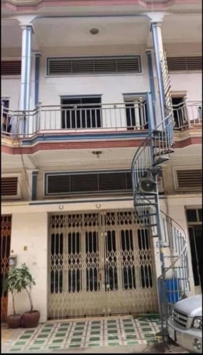 ផ្ទះល្វែងលក់ ៣ជាន់ ស្អាត តំបន់ប្រជុំជន ជិតផ្សារ សាលារៀន