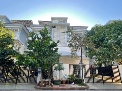 វីឡាភ្លោះ៤បន្ទប់គេង សម្រាប់លក់ - បុរីប៉េងហួតជាសុផារ៉ា