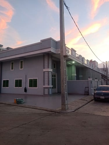 ដំបូលផ្ទះជួលដាក់អង់តែនទូរស័ព្ទ