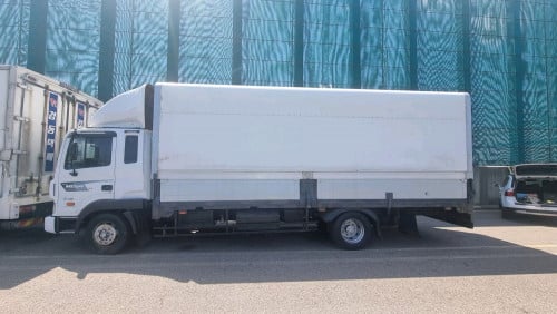 រថយន្តប្រាំតោនជួលខែ