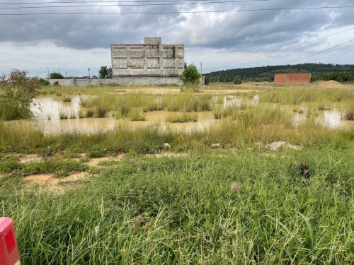 ដីល្អខ្លាំងដីនេះនៅចន្លោះដីរដ្ឋត្រៀមធ្វើចំណតរថ២០ម៉ែត្រ និង នៅជិតទីប្រជុំជន