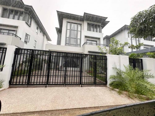 វីឡាឃ្វីនAសម្រាប់ជួល នៅក្នុងបុរីជីបម៉ុង ដឹផាកលែនផ្លូវឯ.ឧ ជាសុផារ៉ា(៥៩៨)