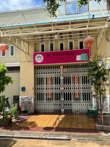 ផ្ទះលក់បន្ទាន់ក្នុងបុរីរំចេកនៅទីប្រជុំជន នៅប្លុកទីតាំងល្អ