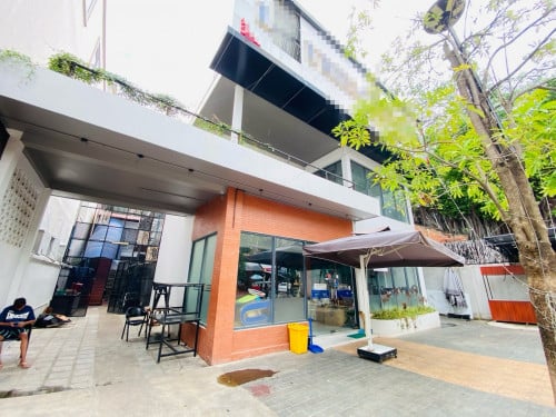 Restaurant Bar Or Coffee Shop For Rent Between Preah Norodom Blvd and Royal Palace