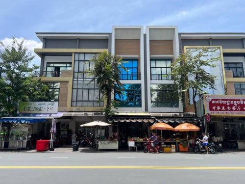 ផ្ទះអាជីវកម្ម លើផ្លូវធំក្លាស្ទ័រ សម្រាប់លក់- ទីតាំង បុរីប៉េងហួតបឹងស្នោ