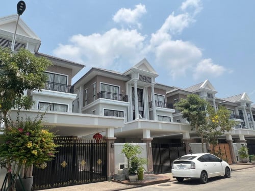 វីឡាភ្លោះ សម្រាប់លក់- បុរីប៉េង ហួតបឹងស្នោ | Borey Peng Huoth Beong Snor.