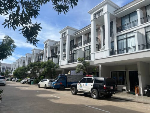 វីឡាកូនកាត់ LA  លក់បន្ទាន់-បុរីប៉េងហួតបឹងស្នោ គម្រោង Eco Delta