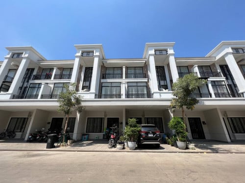 វីឡាកូនកាត់LA  លក់បន្ទាន់- បុរីប៉េងហួតបឹងស្នោ គម្រោង Eco Delta