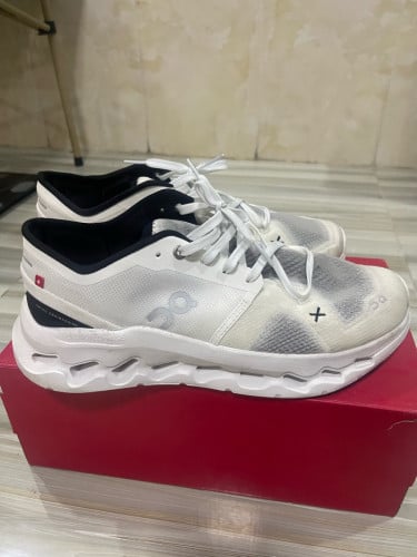 ស្បែកជើង On Cloud EU44