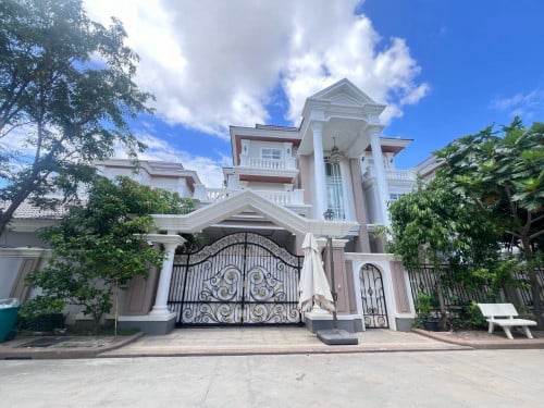 វីឡា​ឃ្វីន​ សម្រាប់ជួល | QUEEN VILLA FOR RENT (បុរីប៉េងហួត​ ដឹស្តាដាយមិន)