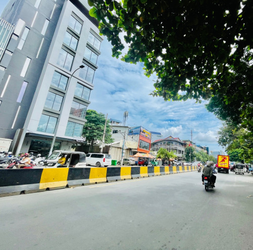 Commercial 02 Flats For Rent Along Main Road, Near Great Duk Hotel, 04 Floors, 8x20m Plus, 3,000$