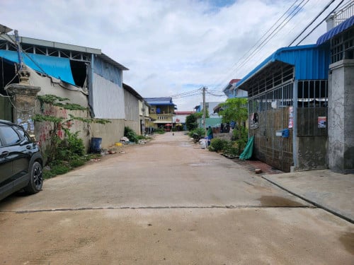 ដីកែងជាប់ផ្លូវបេតុង