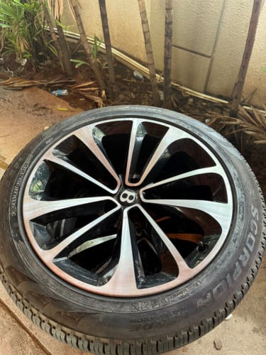 យ៉ានសុីន Bentley Bentayga 21”