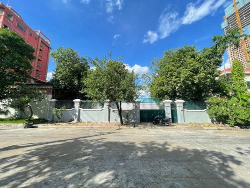 ដីនិងផ្ទះសម្រាប់ជួលនៅទួលគោក | Land and house for rent at Toul Kouk