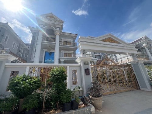 5 Bedroom Villa for Rent in AEON2