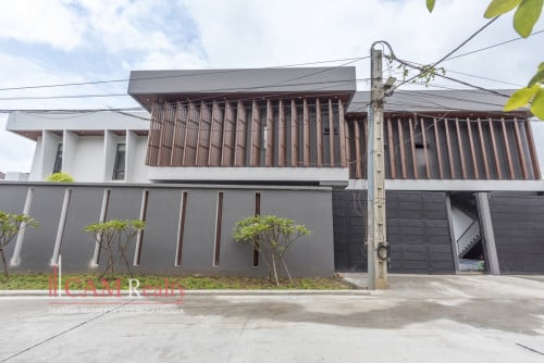 7 Bedroom Villa with Private Pool For Rent in Preaek Aeng