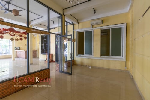 This spacious 365 sqm corner commercial property is located in Sangkat Boeng Reang, Daun Penh