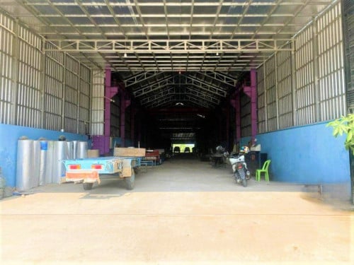 ដី/ឃ្លាំងលក់ប្រញ៉ាប់ ៖ ក្រុងតាខ្មៅ