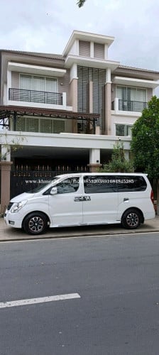 មានរថយន្តសម្រាប់ជួលទេសចរណ៍រឺក៍យកទៅបេីកខ្លួនឯងផ្ទាល់ក៏បាន