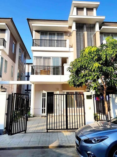 ផ្តះលក់បន្ទាន់នៅក្នុងបុរីប៉េងហួតផ្លូវ371ជិតផ្សារប៉េសេ