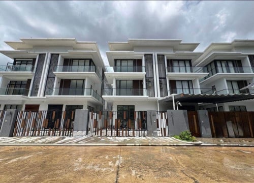 #一号路附近#The_Woods小区双拼别墅出租