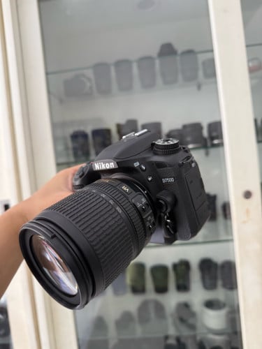 Nikon D7500 + Kit 18-105mm F3.5-5.6 99%