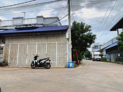 ផ្ទះកែងលក់បន្ទន់ខ្លាំង