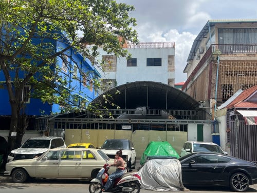 ជិតផ្សារដេប៉ូ លើផ្លូវធំ  ដីទំហំ12.5m * 22m