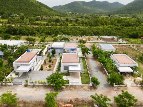 ផ្ទះវីឡាក្បែរជើងភ្នំ កំពត