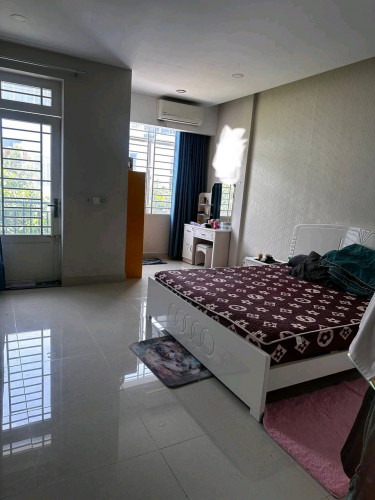 លក់គ្រែពូកនិងកូនតុ២សងខាង300$. ទូរខោអាវ400$. តុសម្អាង100$ដូចក្នុងរូបស្រាប់