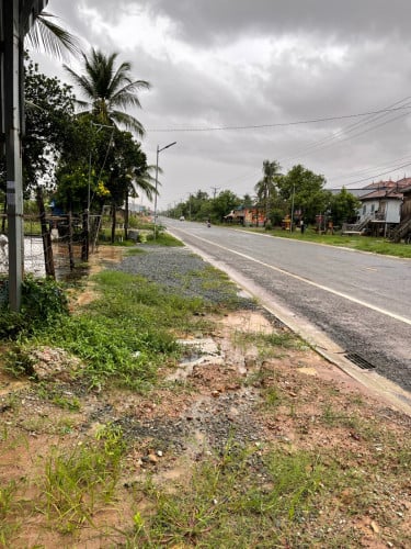 ដីនឹងផ្ទះ for sell នៅ ជាប់ផ្លូវកៅស៊ូ261ផ្លូវចេញទៅដល់ស្ពានព្រែកភ្នៅ