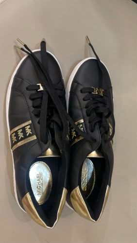 ស្បែកជើង mk ស៊ីន 100% មួយទឹកលក់ជូន 18 ដុល្លារ។