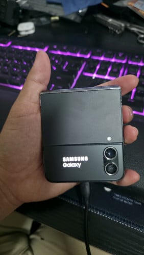 ម៉ាស៊ីន Z Flip 4 40$