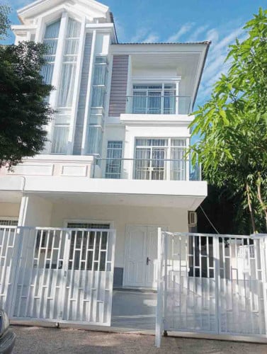 វីឡាភ្លោះ​សម្រាប់ជួល​នៅក្នុង បុរីជីបម៉ុង​ជិតអ៉ីអនសែនសុខ