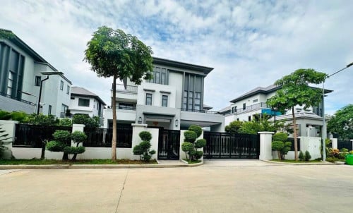 វីឡាឃ្វីនកែងសម្រាប់​លក់/ Corner Queen villa for sale (in Borey Chip Mong 50m)