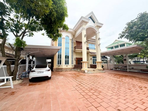 6 Bedrooms Villa for Rent Near Techo International Airport