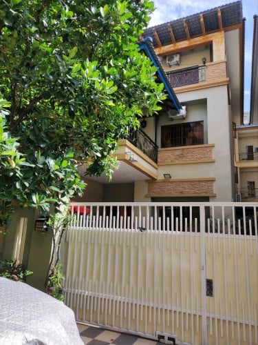 លក់ វីឡាភ្លោះ ក្នុងបុរីប៉េងហួត វេងស្រេង ជិតផ្សារទំនើបស្ទឹងមានថ្មី